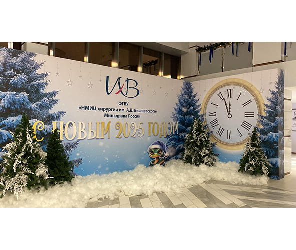 Угловая фото зона украшена елками