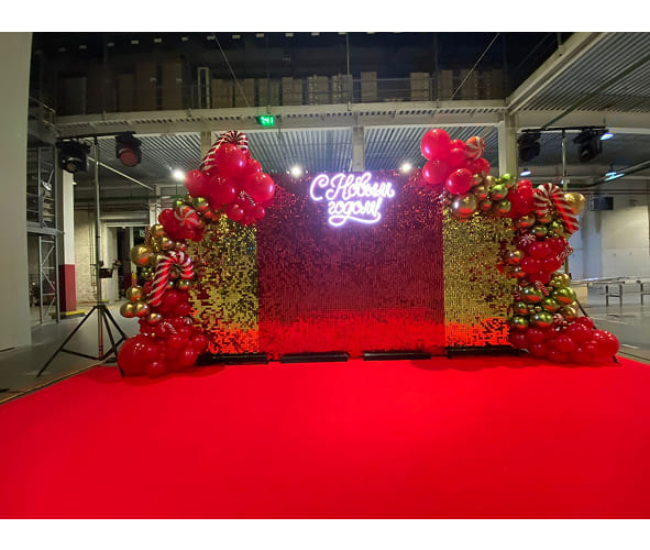 Новогодняя фотозона (Красные и золотые паетки)