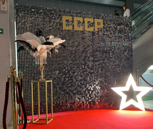 Фотозона из пайеток (со стойками и перьями)