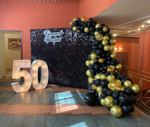 Фотозона из черных паеток