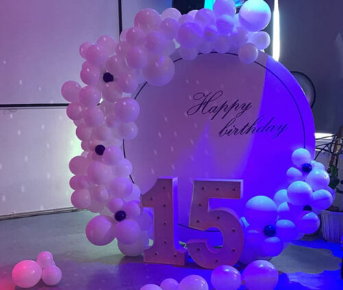 Круглая фотозона со световыми цифрами