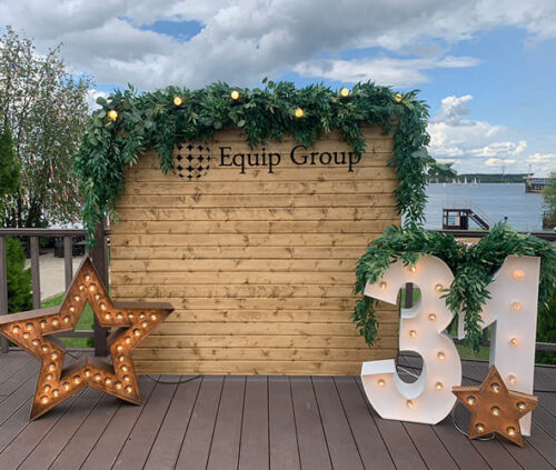 Деревянная фотозона с зеленью