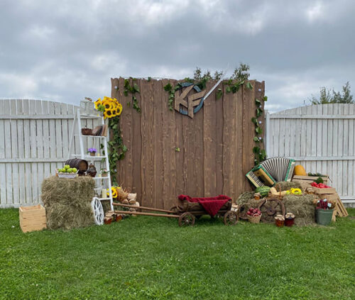 Деревянная фотозона с телегой