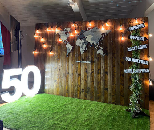 Деревянная фотозона с картой мира