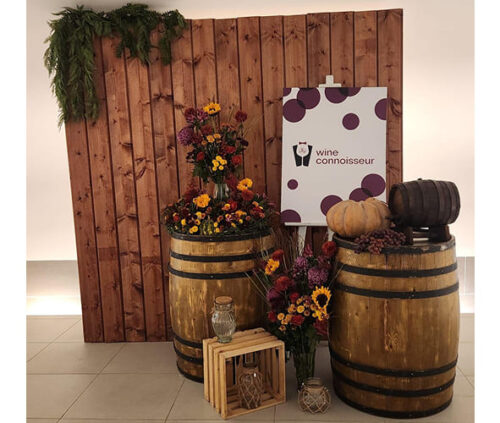 Деревянная фотозона с цветами