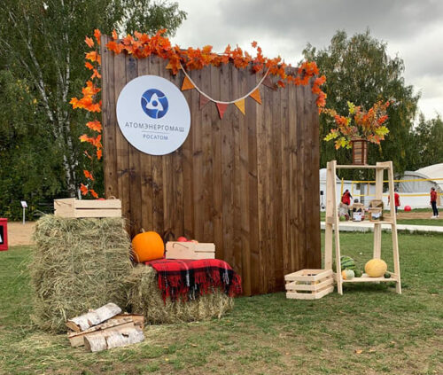 Деревянная фотозона с листьями