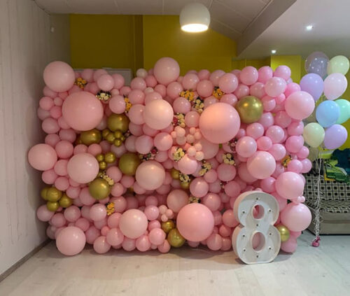 Фотозона с цветочными элементами