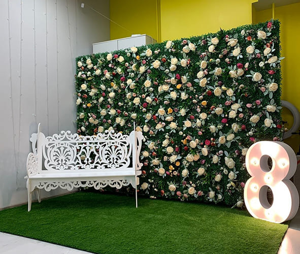 Фотозона с лавочкой