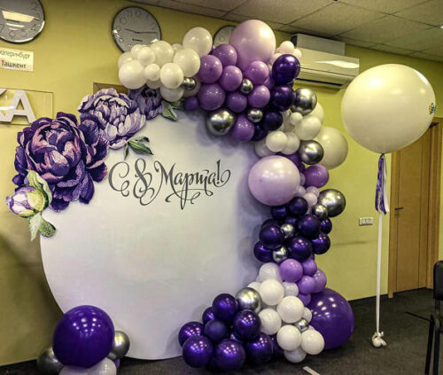 Круглая фотозона с гигантским шаром