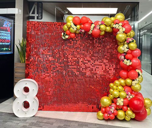 Красная фотозона с цветами