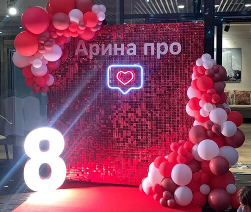 Фотозона с неоновой вывеской