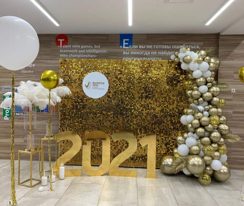 Фотозона с перьями и свечами