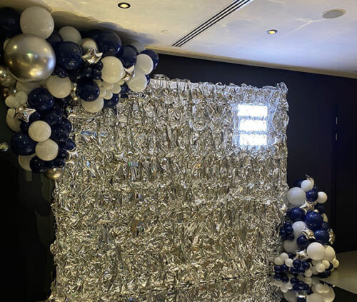 Фотозона с серебристым металлизированным фоном