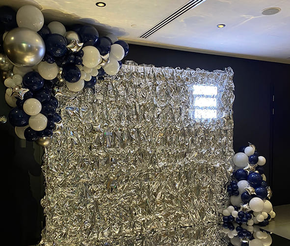 Фотозона с серебристым металлизированным фоном