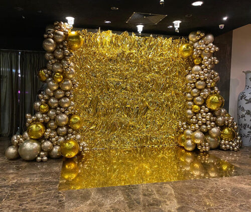 Фотозона с серебристым фоном и шарами