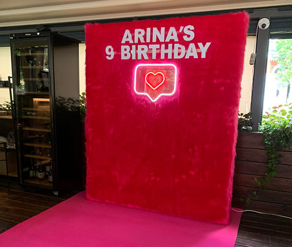 Фотозона с розовым фоном и подсветкой