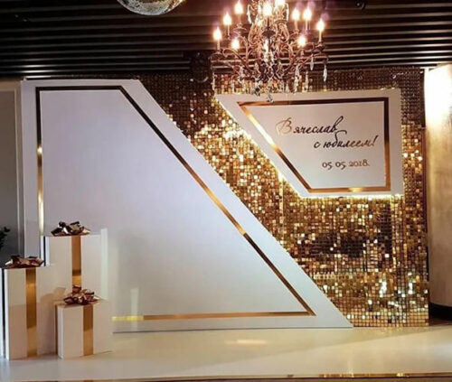 Фотозона для юбилеев с золотистыми акцентами