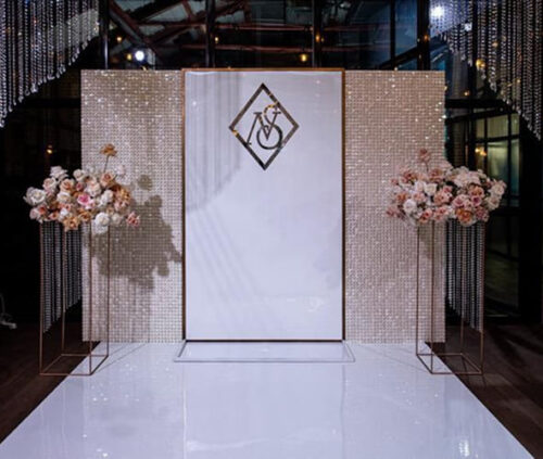 Свадебная сцена с логотипом