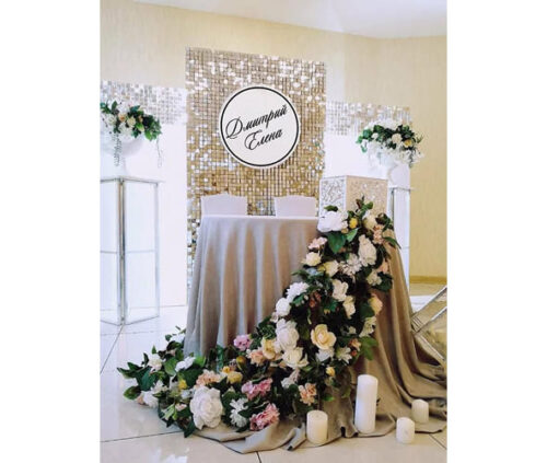 Свадебная фотозона с золотистой мозаикой