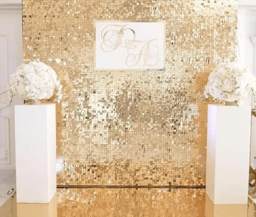 Золотая фотозона с зеркальными плитками