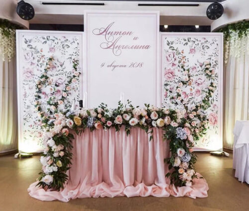 Свадебная фотозона с розовой тканью