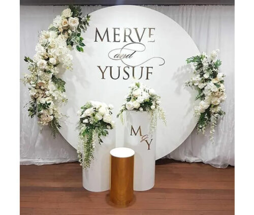 Свадебная фотозона с белым кругом